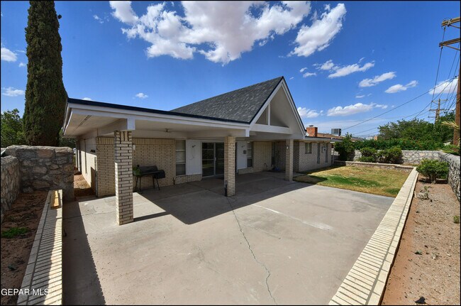 Building Photo - 8400 Parkland Dr