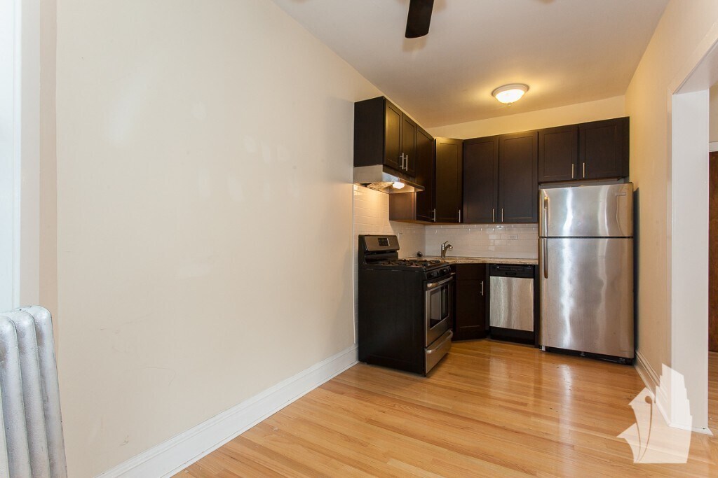 Building Photo - 435 W Surf St