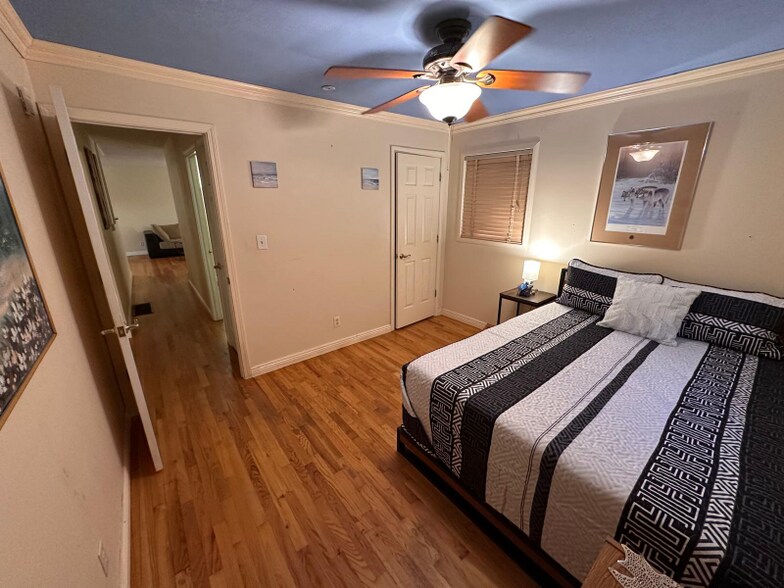 Building Photo - 2216 Delaware Dr