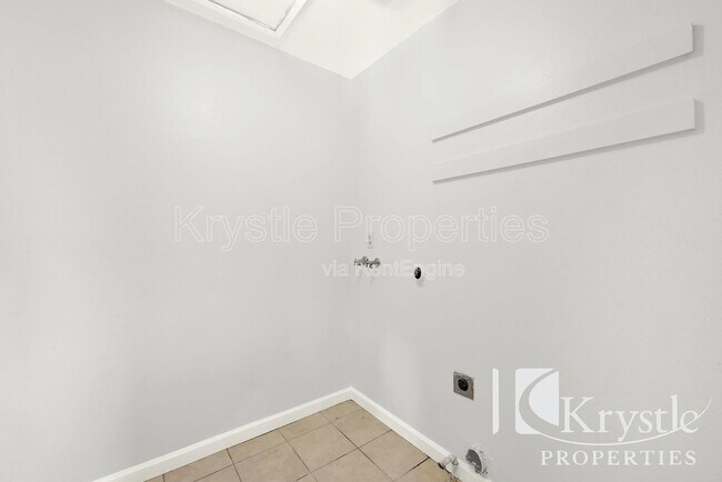 Building Photo - 121 Radcliffe Dr