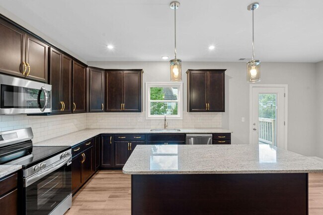 Building Photo - 453 Friendly Ave