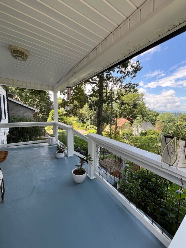 Building Photo - Central AVL - Beautifully Kept Older Home ...