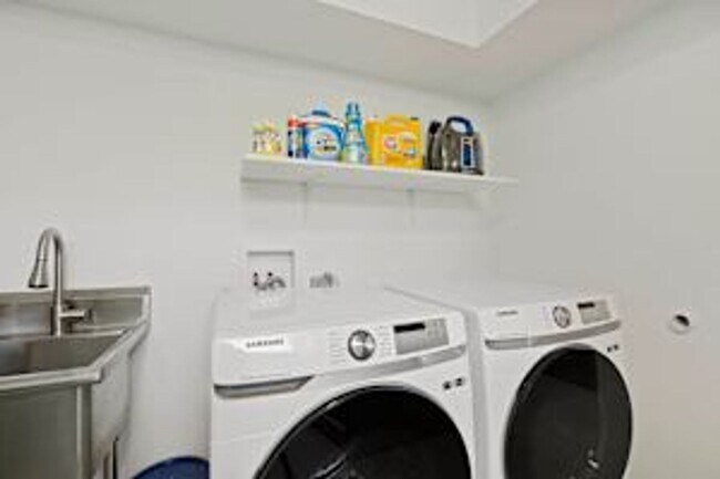 Building Photo - 5 bedroom 5 bath Available for Short Term Rental