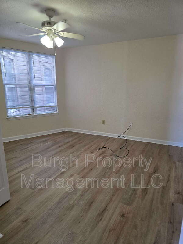 Building Photo - 116 W 8th Ave