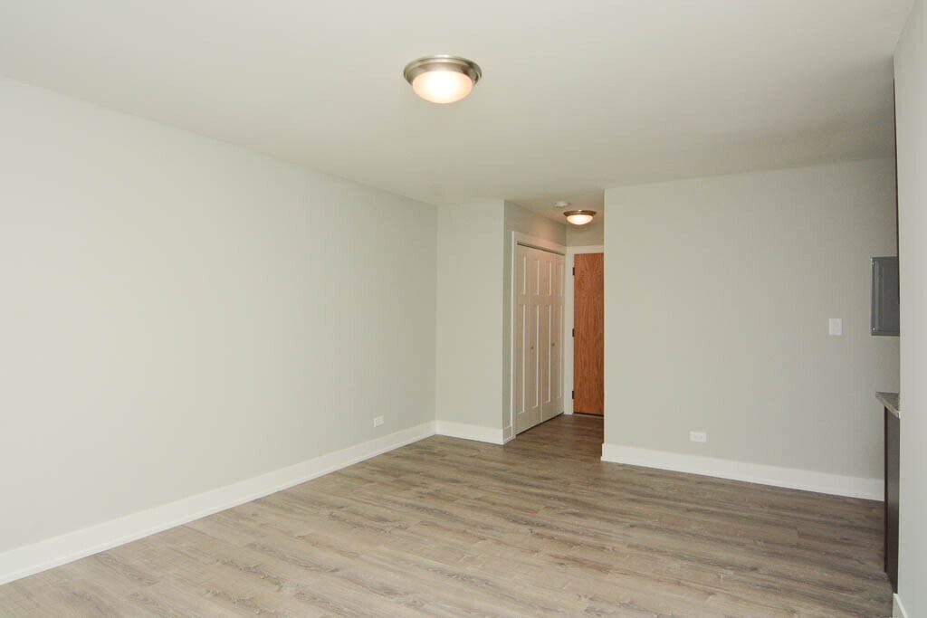 Building Photo - 535 W Surf St
