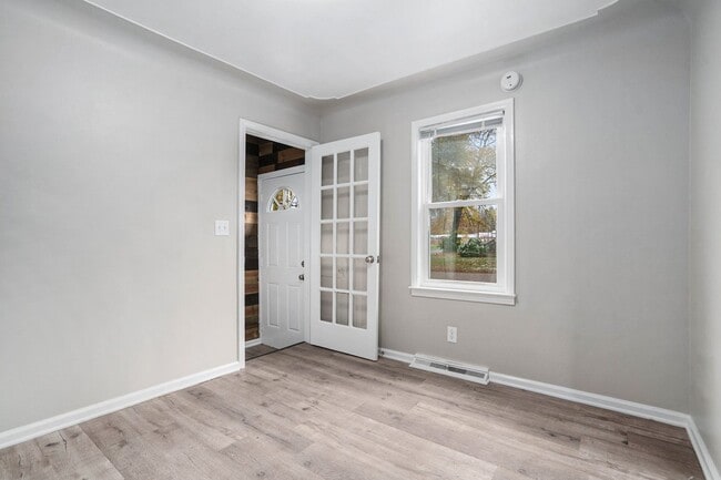 Building Photo - New Remodeled 3bed 1 bath home in Kalamazoo! Ask about our Deposit Free Leasing!!