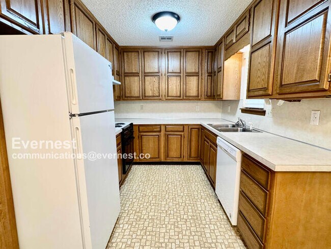 Building Photo - Lovely 2-Bedroom Home with Modern comforts...