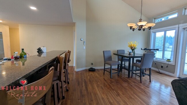 Building Photo - Huge waterfront home, fully furnished, boa...