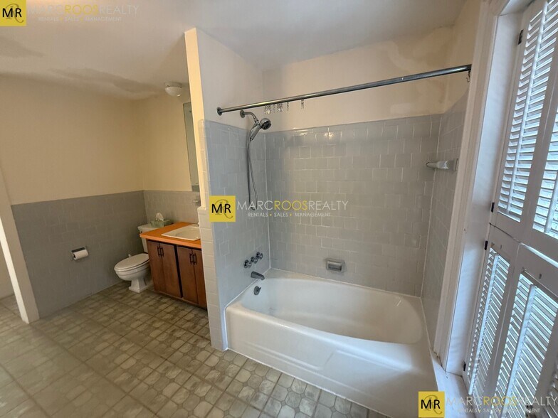 Building Photo - 1805 Beacon St