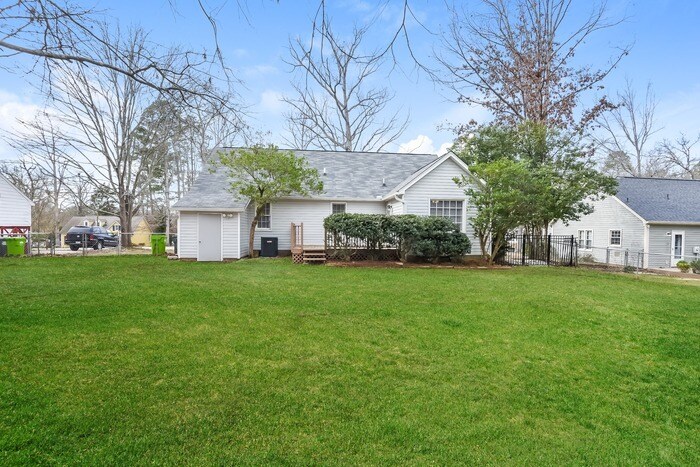 Building Photo - 211 River Song Rd