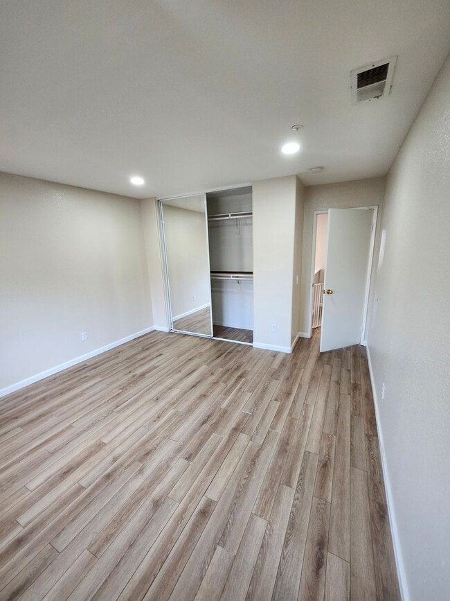 Building Photo - Beautiful 5 Bedroom House fully remodeled....