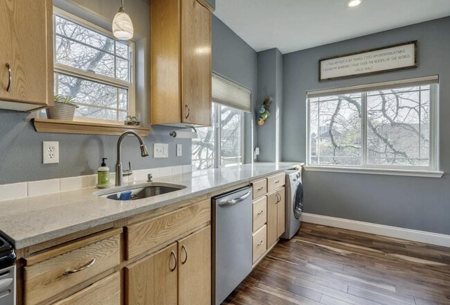 Building Photo - 337 N Ivy St