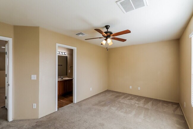 Building Photo - 1316 S Flaxseed Dr