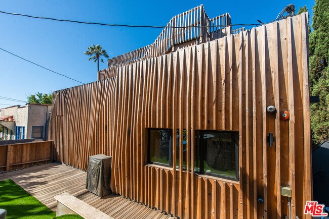 Building Photo - 2460 Beverley Ave