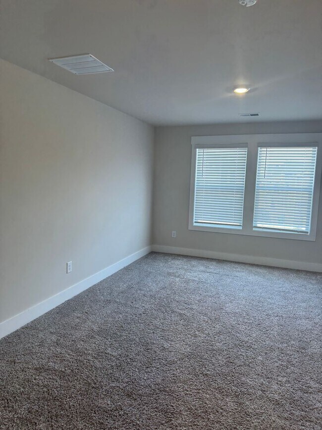 Building Photo - Great Price and location!