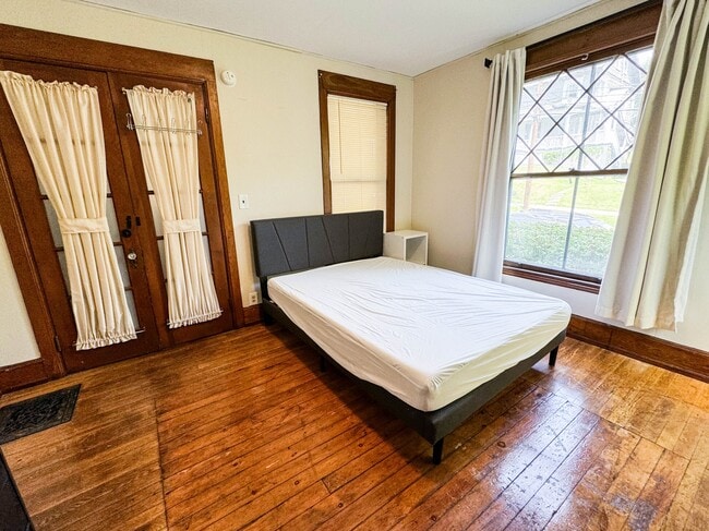 Building Photo - 128 Blair St