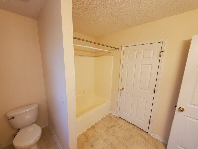 Master bathroom - 5165 Victoria Dr