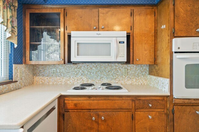 Building Photo - Spacious, well-cared for 4-bdrm/3-bath split-level—Family/laundry rooms, backyard, garage