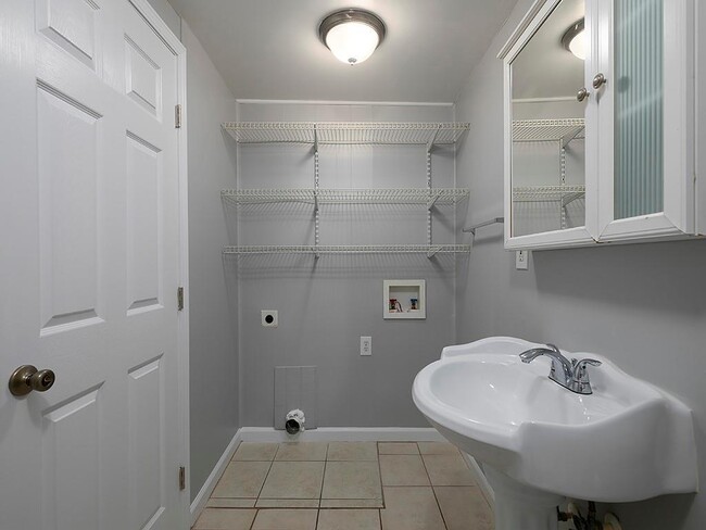 Building Photo - 2123 Hanfred Ct