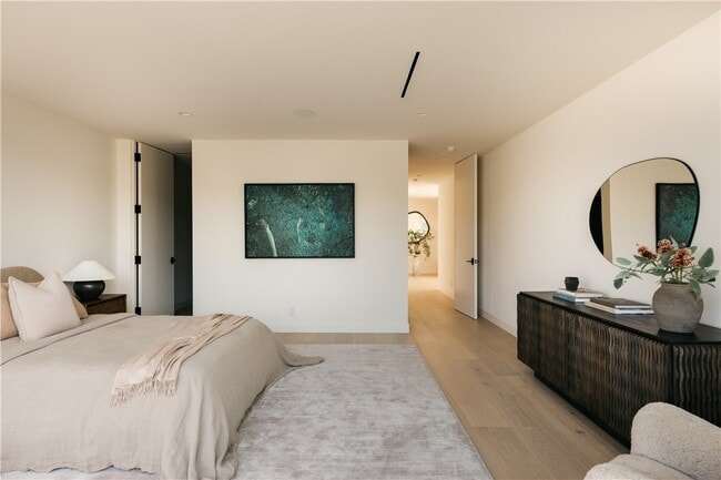 Building Photo - 838 N Doheny Dr