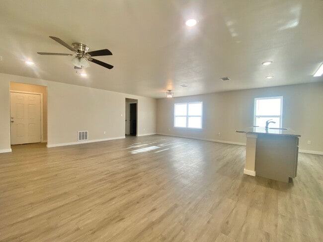 Building Photo - Now accepting Section 8