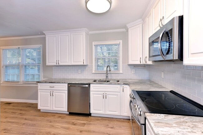 Building Photo - Updated, Spacious, Large Backyard in Newpo...