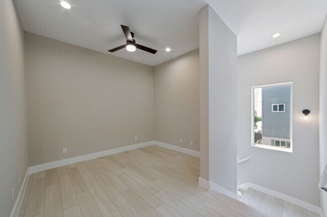 Building Photo - 1618 W Lawndale Dr