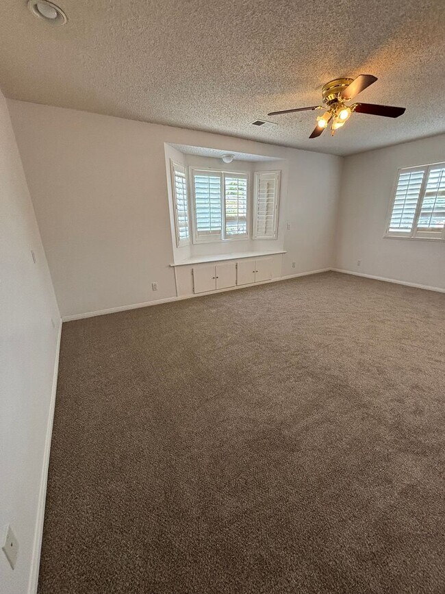 Building Photo - 4122 Aragon Dr