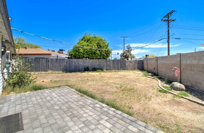 Building Photo - 5657 N 39th Ave