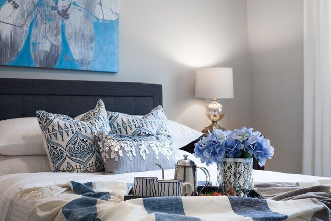 Building Photo - Townhomes at Humboldt Place- Fully renovated and move in ready 2 bedroom unit!