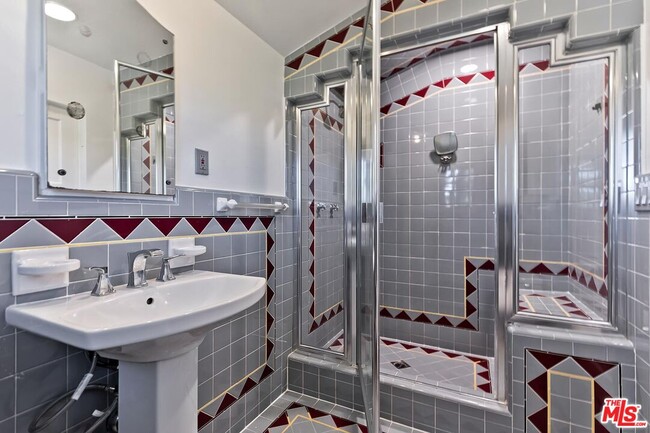 Building Photo - 1304 San Vicente Blvd