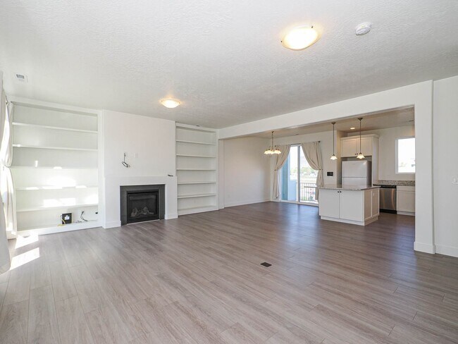 Building Photo - 3 Bedroom, 2.5 Bathroom in South Jordan