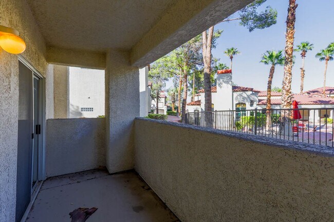 Building Photo - Beautifully Updated 2 Bed and 2 Bath Hende...