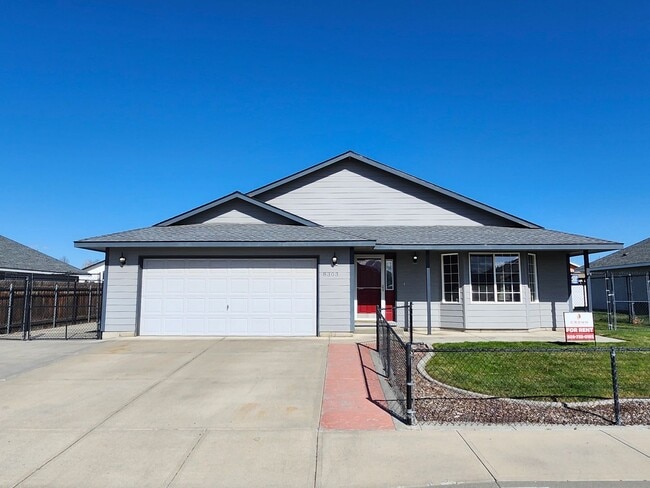 Building Photo - Updated 3 bed, 2 ba w/Oversized Covered Patio