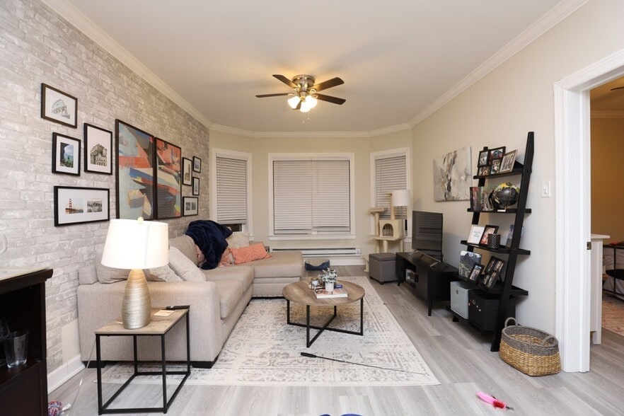 Building Photo - 644 W Roscoe St