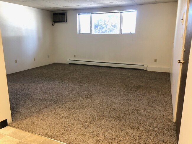 Building Photo - Pet Friendly! Great 2 bedroom one bath gar...