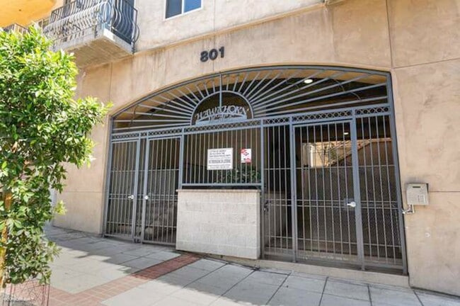 Building Photo - 801 W Hawthorn St