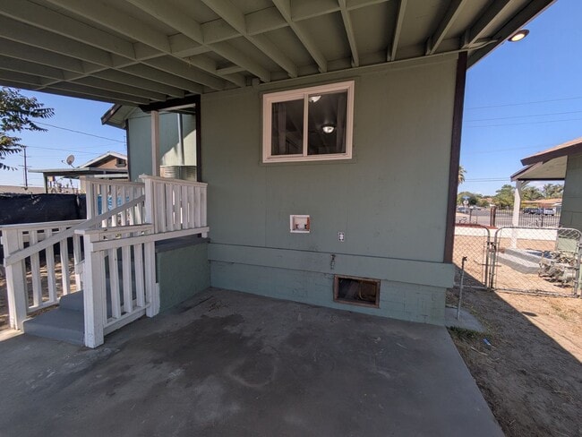 Building Photo - Bright & Clean 2 Bed | 1 Bath Home With a separate Den– 906 Sq. Ft. with Private Parking! Now Ava...