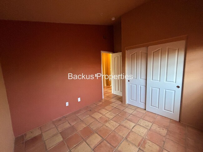Building Photo - Wonderful two-level home in Creekbridge area