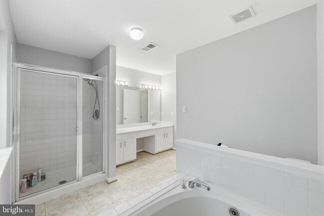 Building Photo - 34 Westhampton Ct
