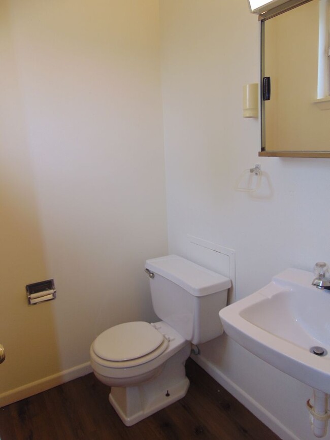 Building Photo - Nice 3 Bedroom 2.5 Bathroom Townhome!