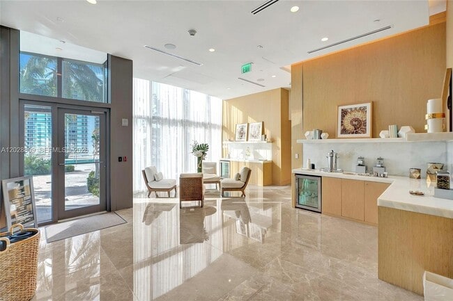 Building Photo - 15701 Collins Ave