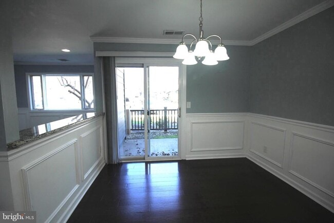 Building Photo - 3121 Sayre Dr