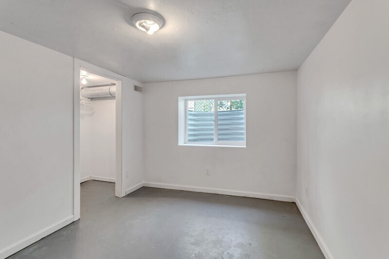 Building Photo - 462 31st St