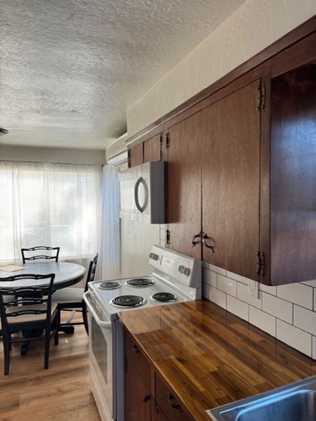 Building Photo - SINGLE LEVEL HOME WITH SPACIOUS FENCED IN YARD