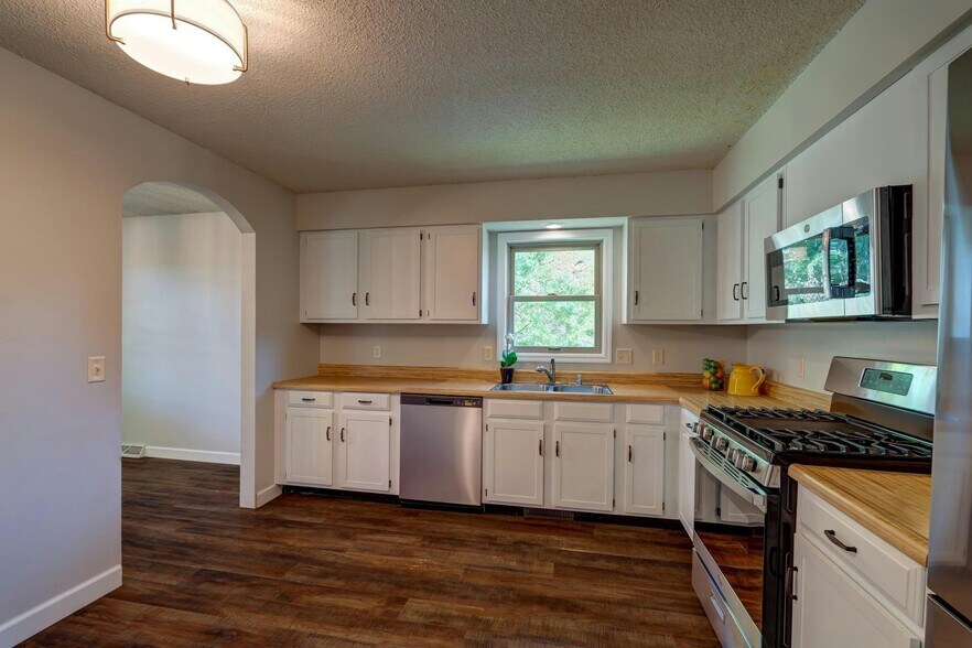 Building Photo - 390 Columbus Ct