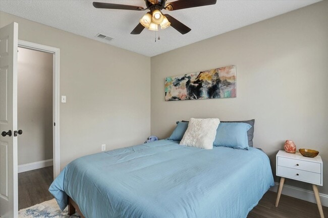 Building Photo - Furnished 4 Bedroom, 2 Bath Brick Home in Savannah