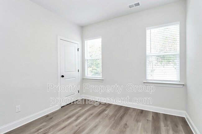 Building Photo - 6618 Riverview Dr