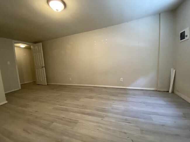 Building Photo - 474 Elm Ave