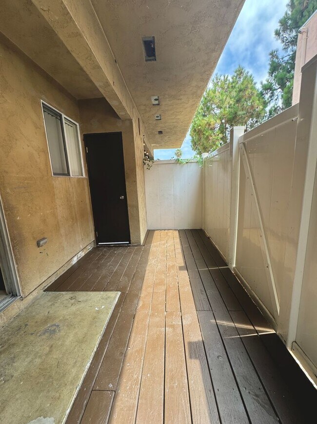 Building Photo - GREAT LOCATION! POINT LOMA 2BD/1.5BA TOWNH...